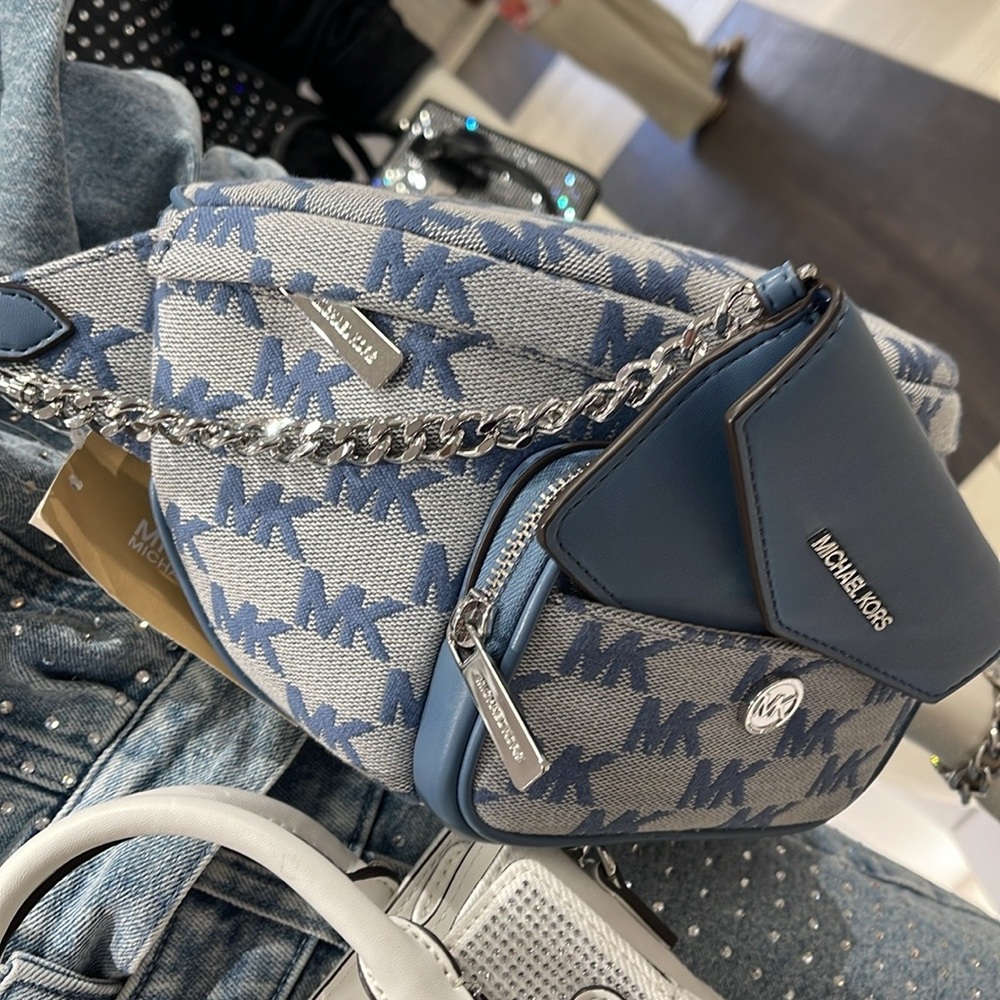 MICHAEL KORS
Maisie Large Logo 2-in-1 Sling Waist Fanny Pack Crossbody
NWT - Picture 9 of 16